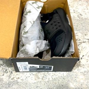 NIB Under Armour BGS Runplay sneakers youth 4